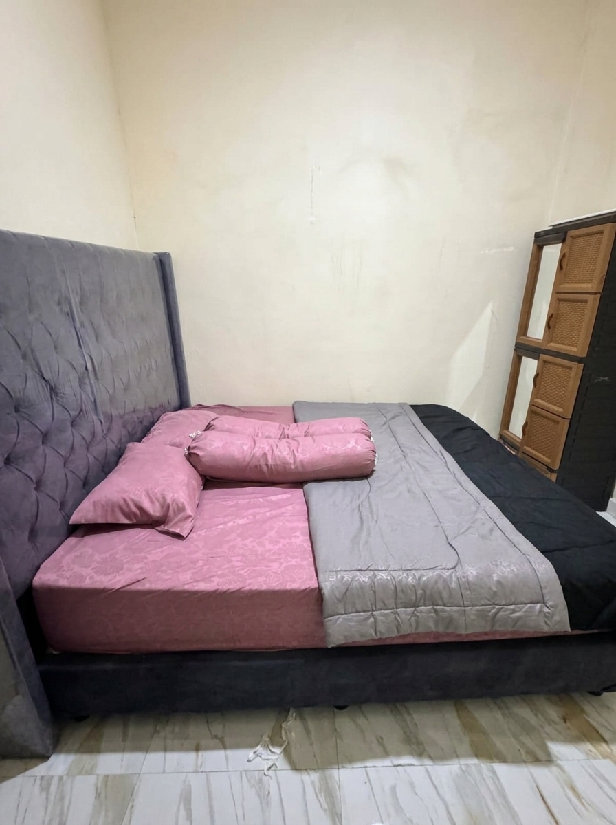 Kamar Tidur Utama Bale Keluarga Homestay
